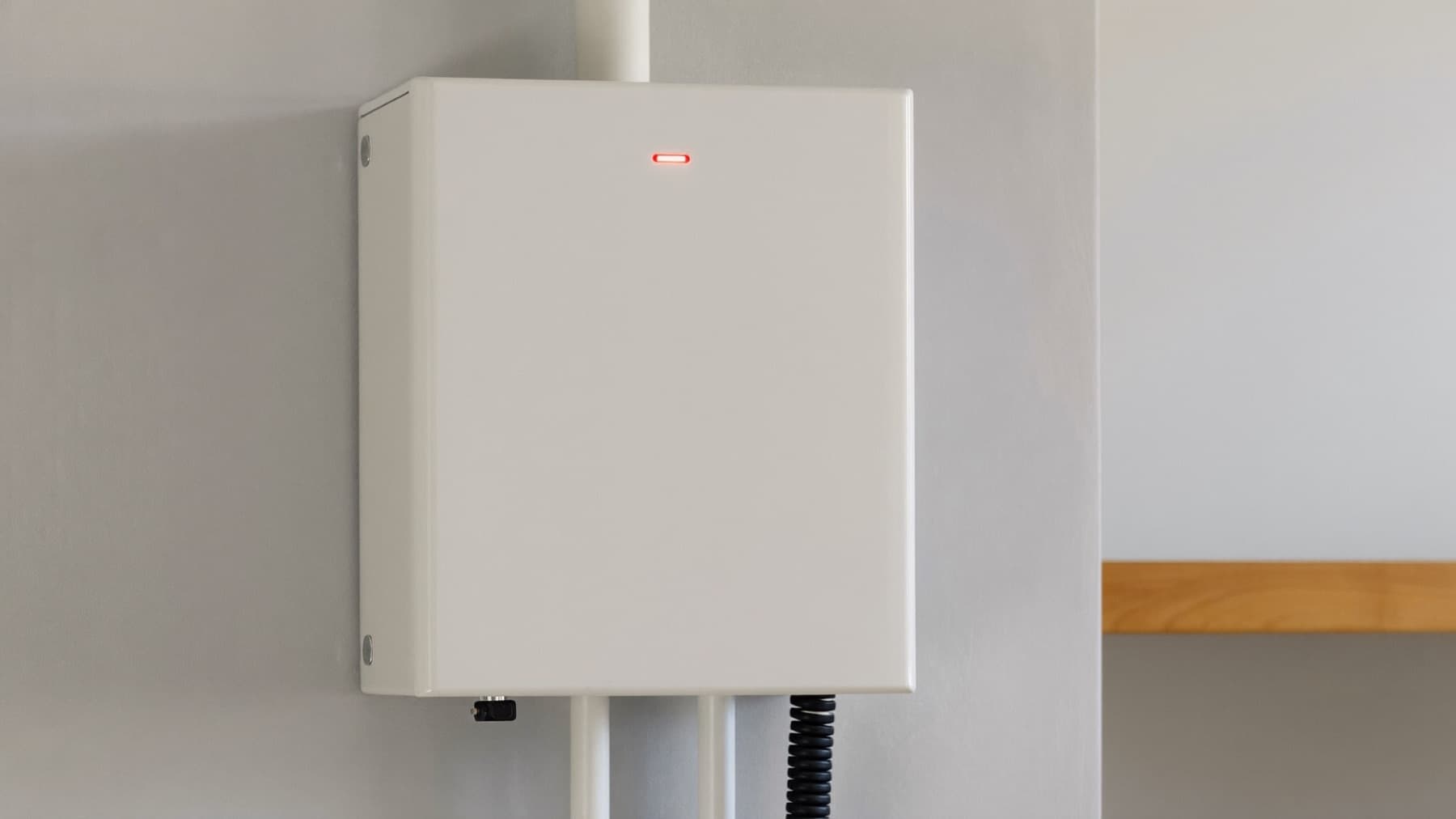 Wandgemonteerde witte behuizing van een thuisbatterij met een rood oplichtend statuslampje.